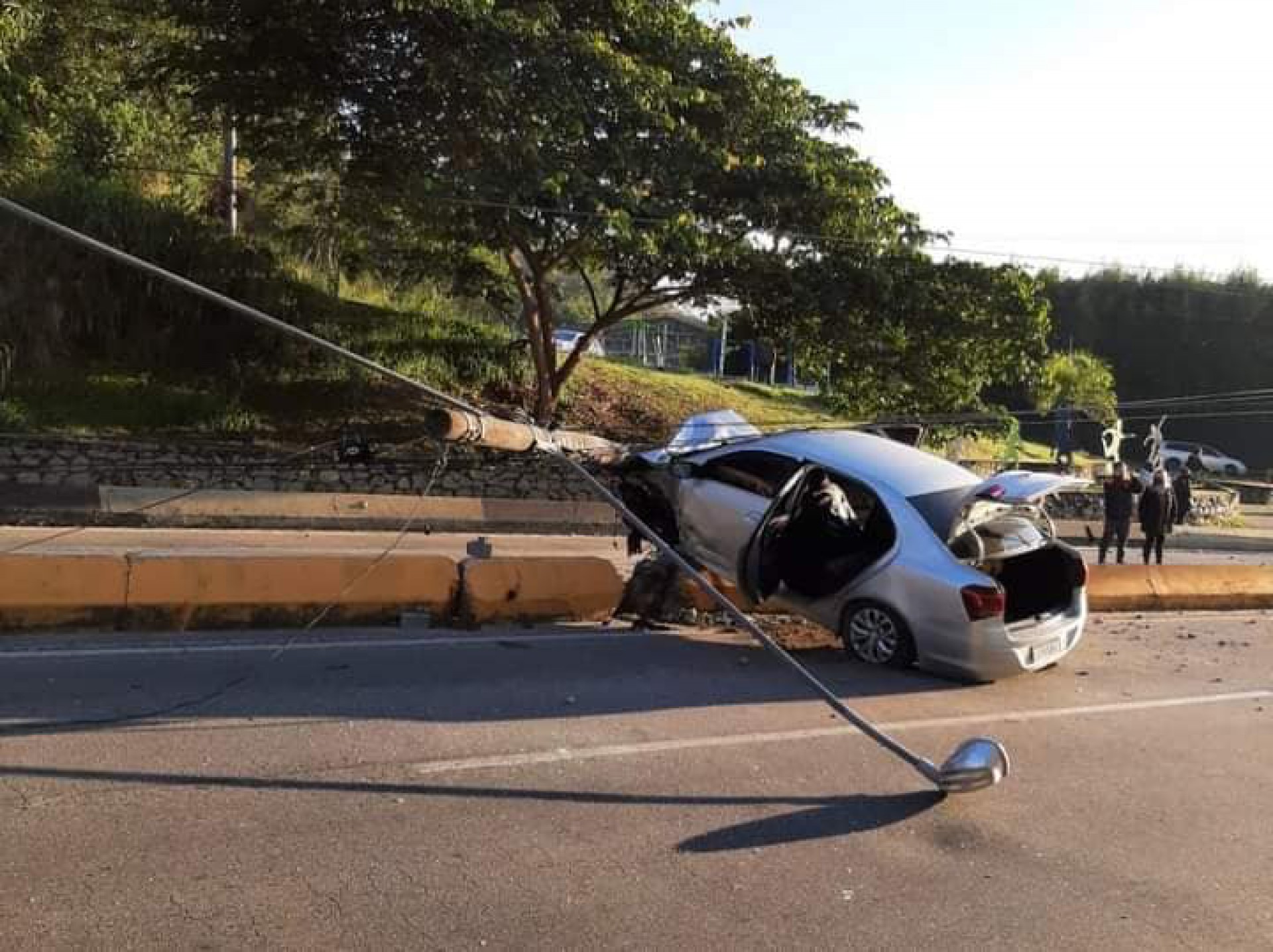 Carro com tr&ecirc;s pessoas colide e derruba poste na Via Expressa em Nova Friburgo