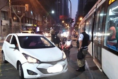 Homem é preso por embriaguez após colisão com VLT na Avenida Rio Branco