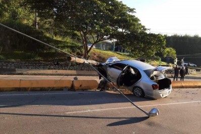 Carro com três pessoas colide e derruba poste na Via Expressa em Nova Friburgo