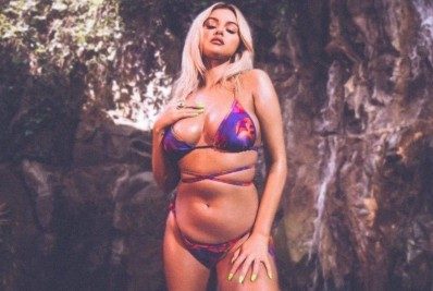 Poderosa: Selena Gomez exibe corpão ao posar de biquíni desenhado por ela