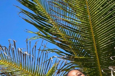 Aos 41, Negra Li dança de biquíni e mostra tanquinho