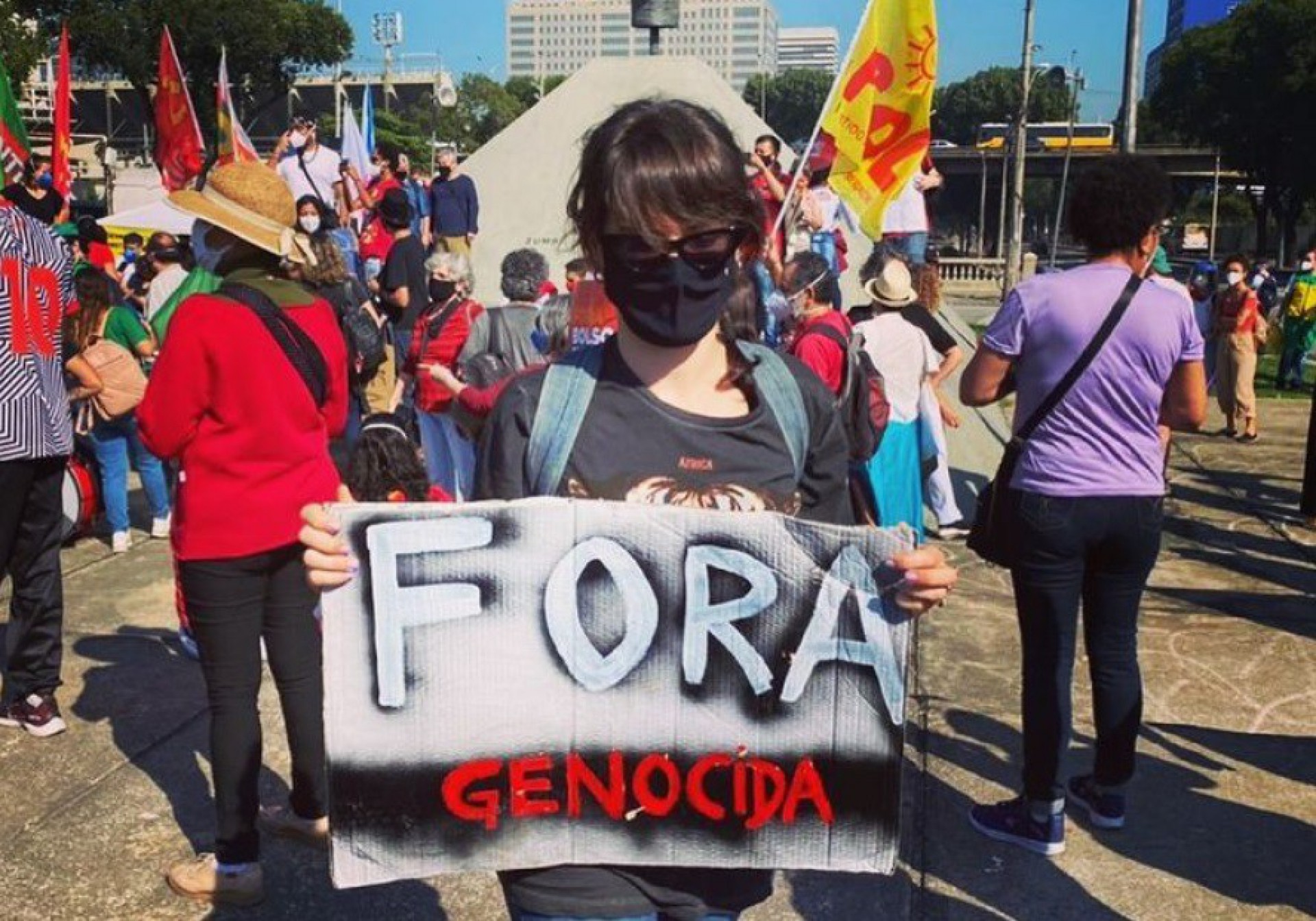 Famosos v&atilde;o &agrave;s ruas em protesto contra Bolsonaro