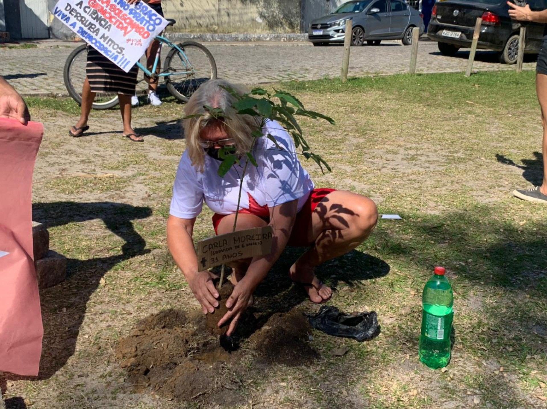 Em Barra de São João, também houve uma homenagem às vítimas da Covid-19. Árvores nativas foram plantadas, lembrando a vida - Divulgação