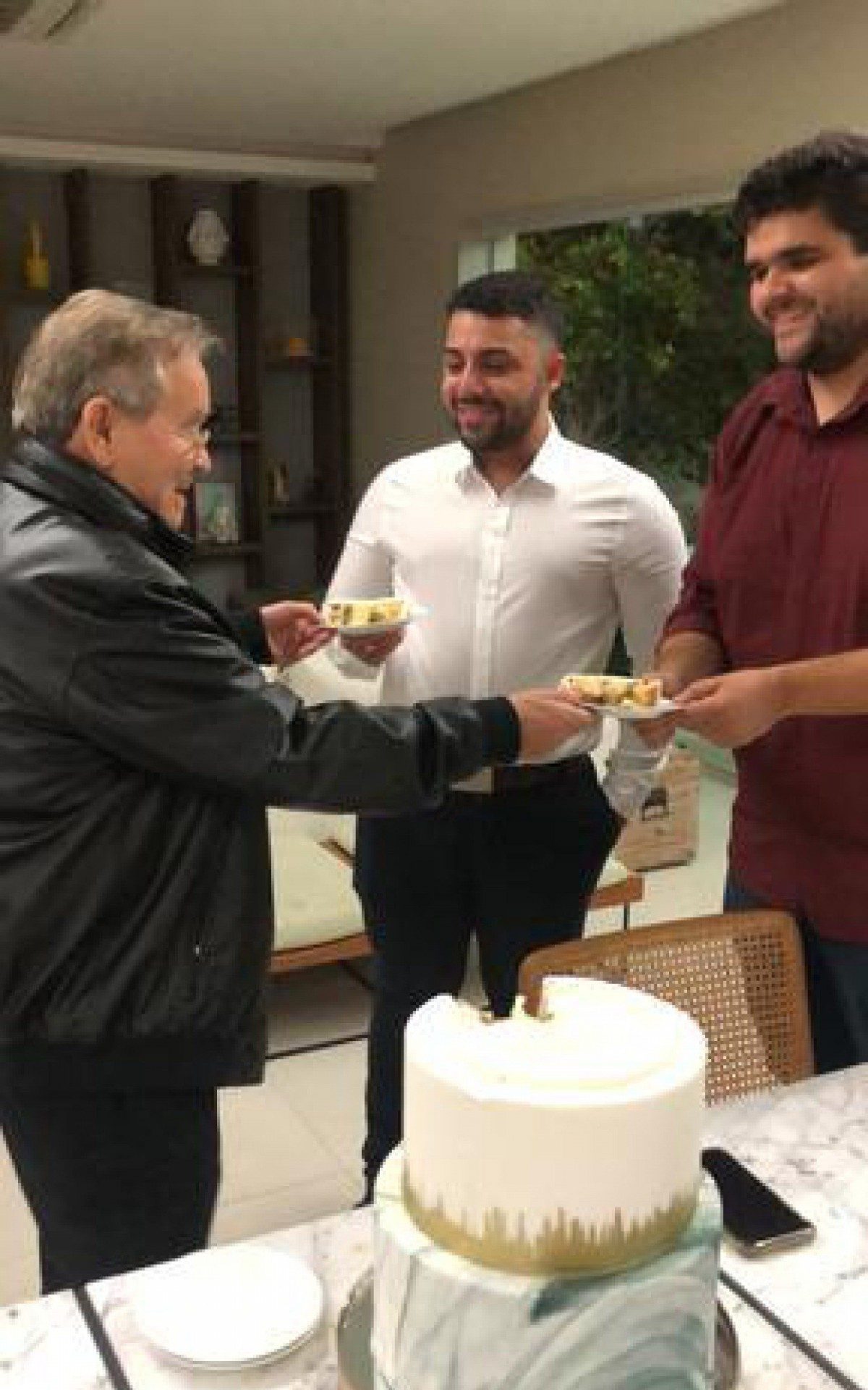 O primeiro peda&ccedil;o de bolo foi entregue aos herdeiros, Jo&atilde;o e Marlon Serpa. 