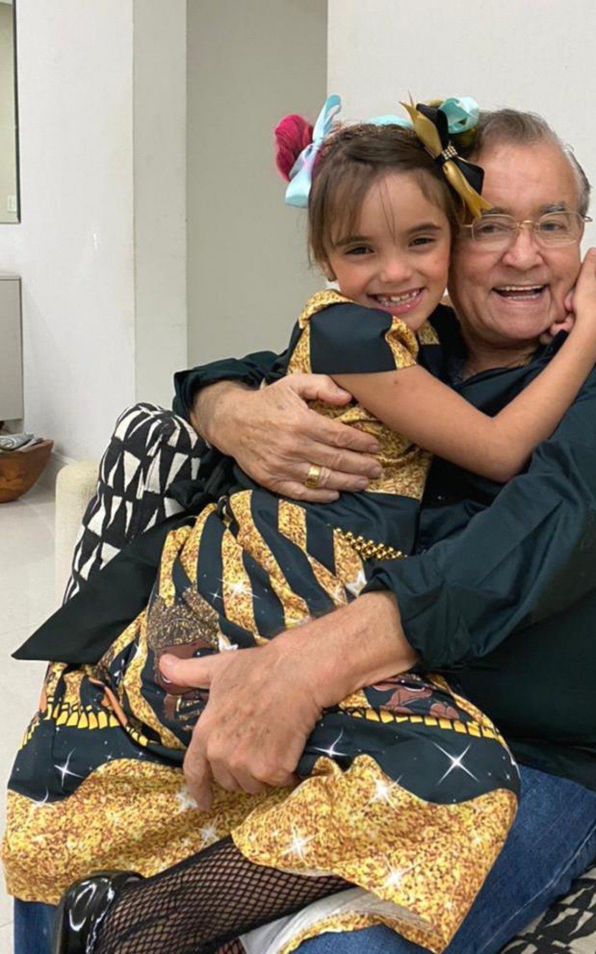 O abra&ccedil;o carinhoso recebido pela filha Isabella Serpa. 