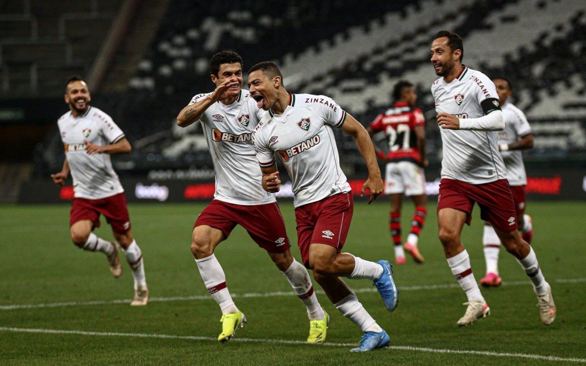 Euf&oacute;rico, Andr&eacute; &eacute; cercado pelos companheiros na comemora&ccedil;&atilde;o do primeiro gol pelo Tricolor, que garantiu a vit&oacute;ria no Fla-Flu