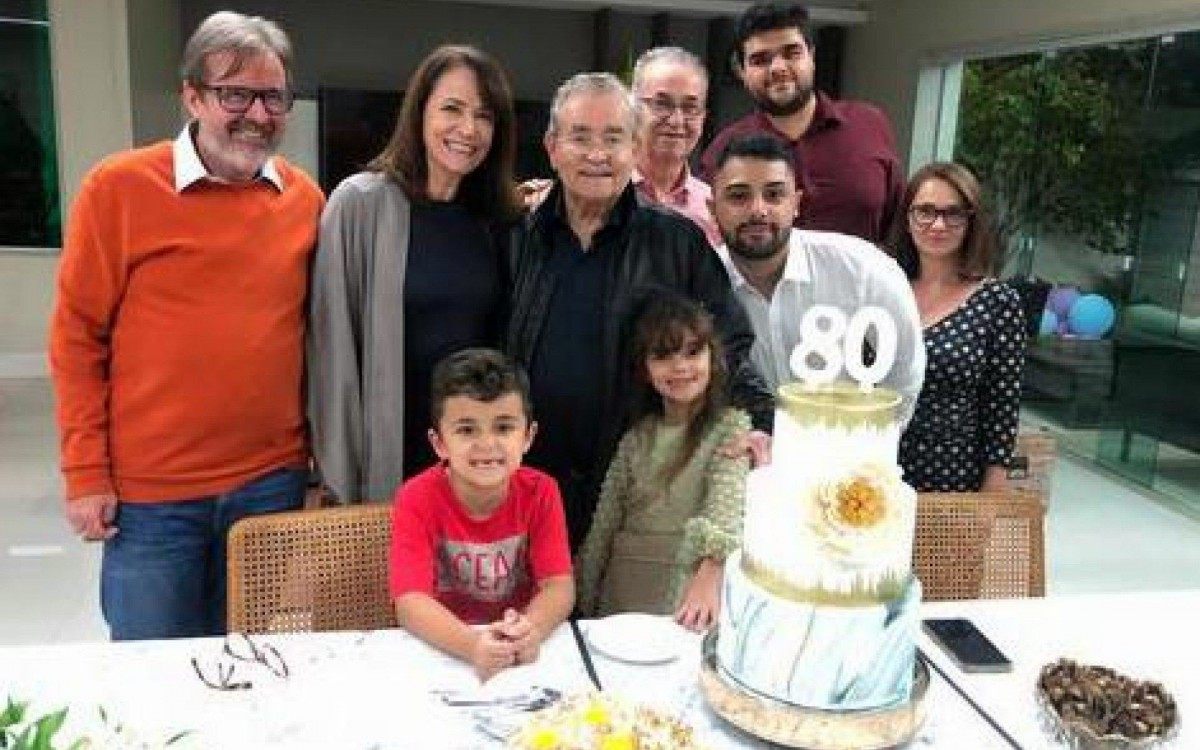 O empres&aacute;rio abriu a porta da sua mans&atilde;o, na Barra da Tijuca para comemorar a chegada dos 80 anos. Num clima bem restrito com familiares e amigos.