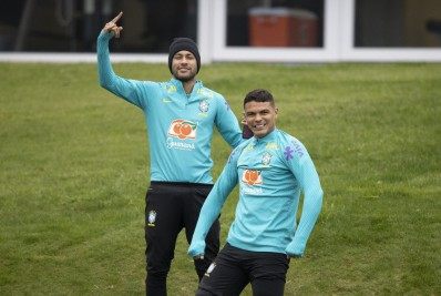 Thiago Silva sai em defesa de Neymar e vê cobranças exageradas