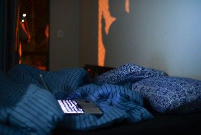 Insônia atinge seis a cada dez mulheres na menopausa, aponta estudo