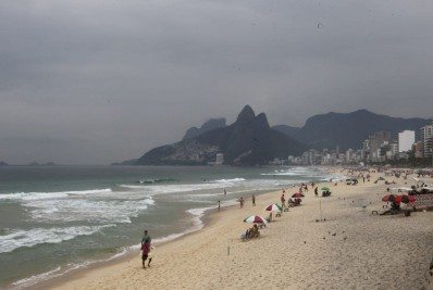 Frente fria afasta cariocas das praias neste domingo 