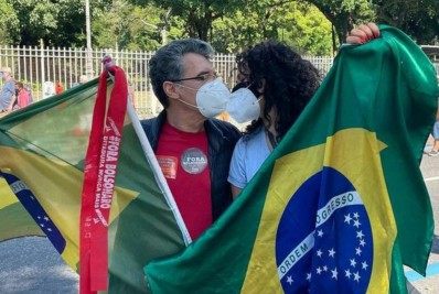 Paulo Betti pede Dadá Coelho em casamento durante manifestação contra Bolsonaro