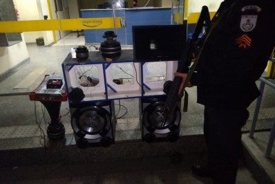 PM interrompe baile funk e apreende caixas de som em Arraial do Cabo