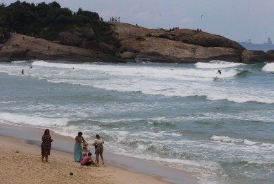 Frente fria afasta cariocas das praias neste domingo 