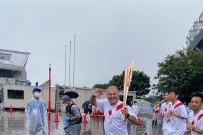 Ignorado nas Olimpíadas de 2016, Zico participa do revezamento da tocha olímpica em Kashima, no Japão