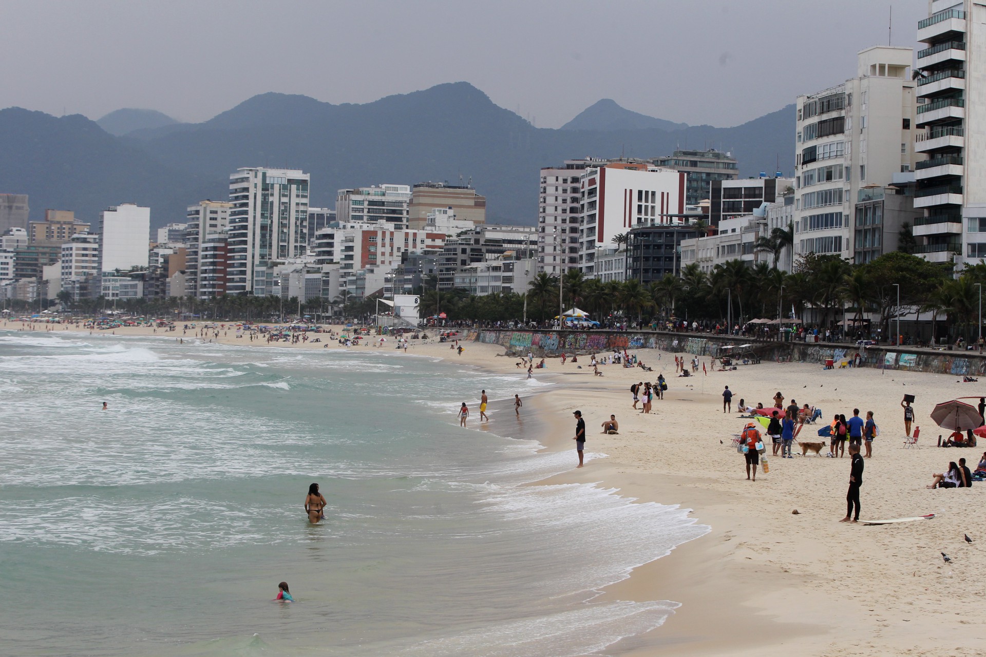Clima tempo. dia nublado e com poucas pessoas nas praias da Zona Sul. Na foto, final da manhã em Ipanema e no Arpoador. - Estefan Radovicz / Agencia O Dia