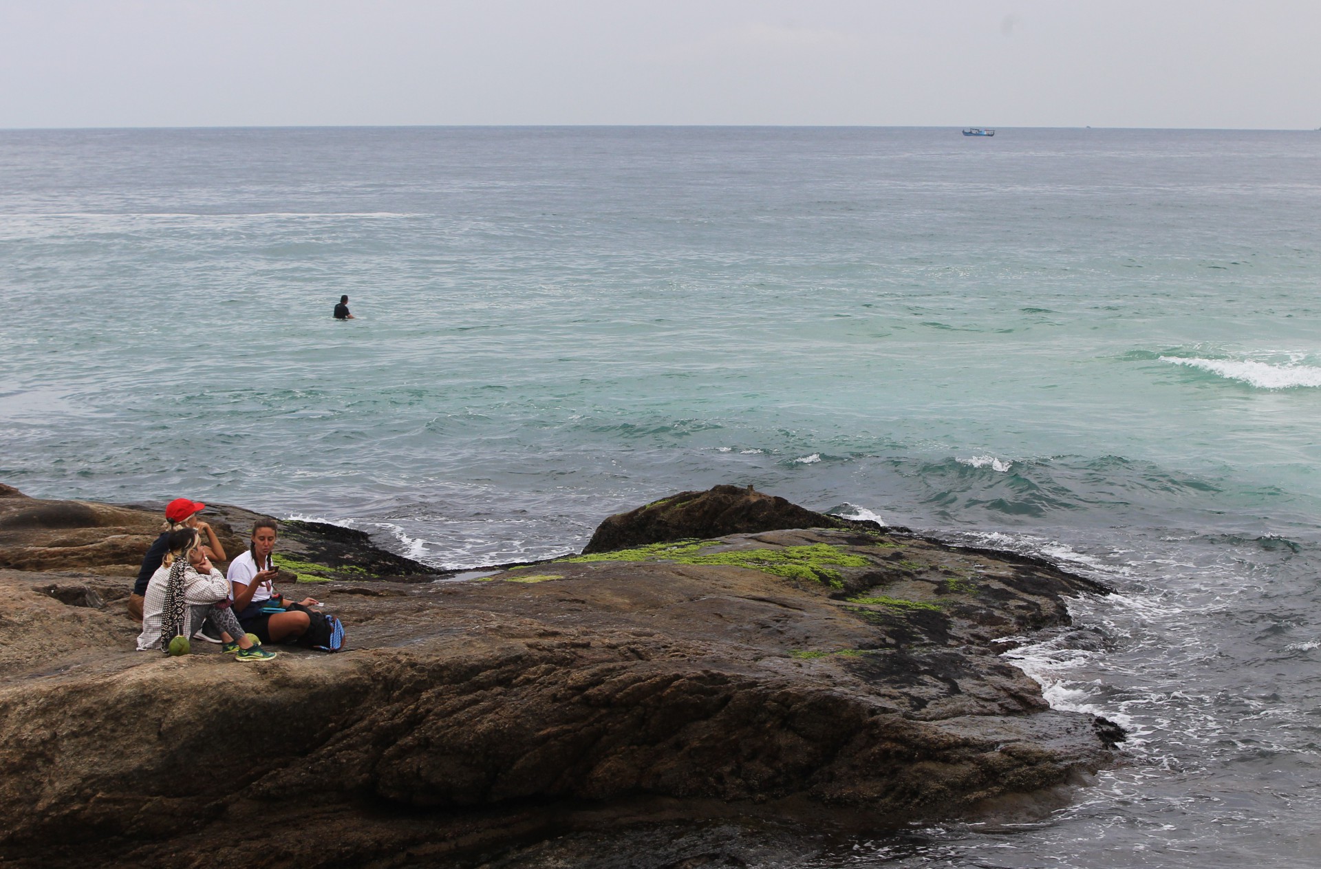 Clima tempo. dia nublado e com poucas pessoas nas praias da Zona Sul. Na foto, final da manhã em Ipanema e no Arpoador. - Estefan Radovicz / Agencia O Dia