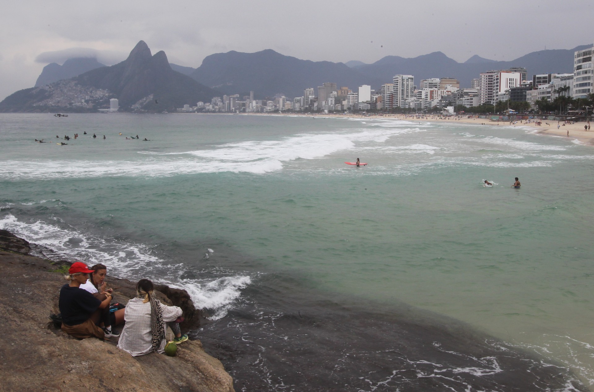 Clima tempo. dia nublado e com poucas pessoas nas praias da Zona Sul. Na foto, final da manhã em Ipanema e no Arpoador. - Estefan Radovicz / Agencia O Dia