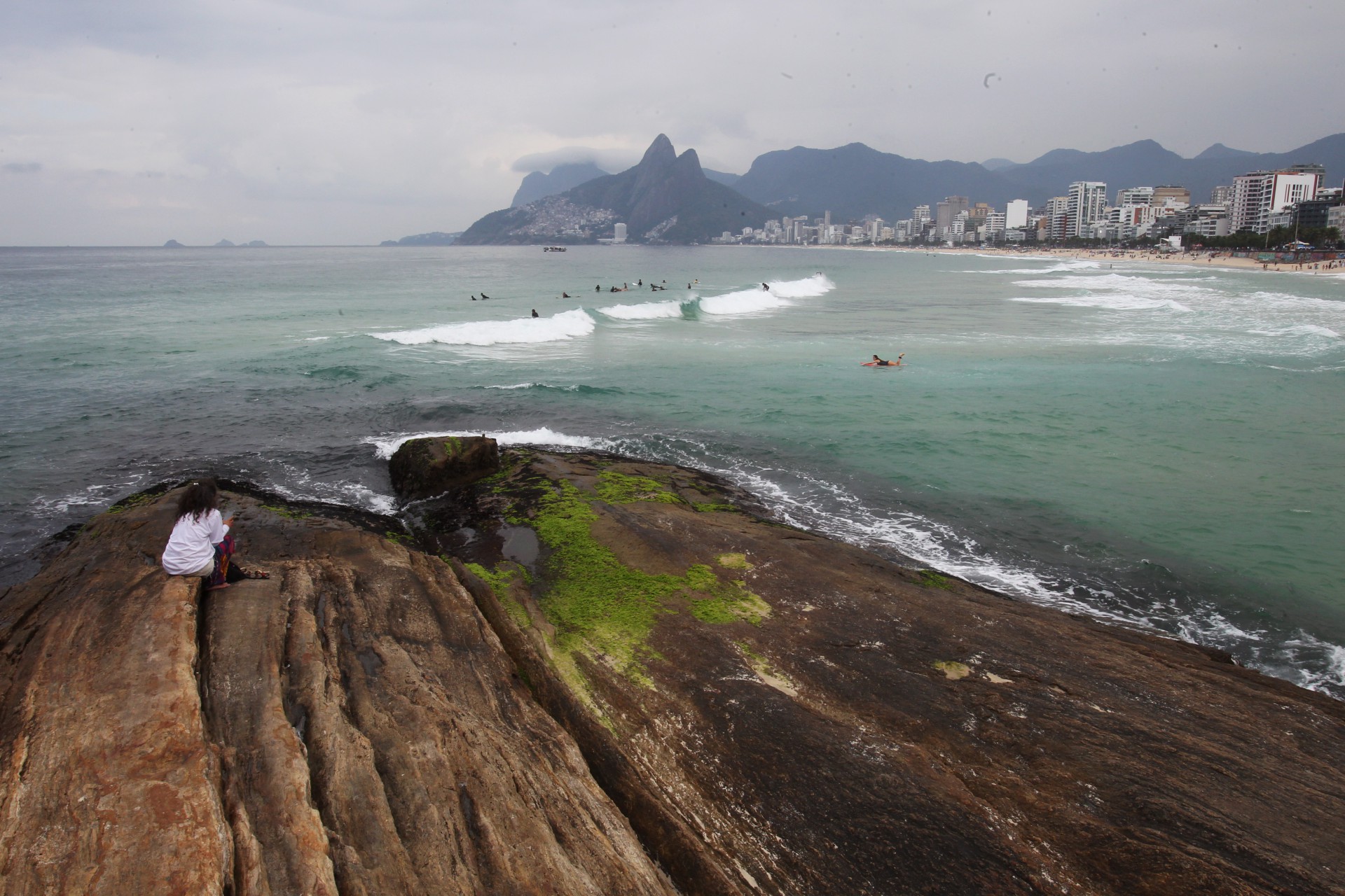 Dia nublado e com poucas pessoas nas praias da Zona Sul. Na foto, final da manh&atilde; em Ipanema e no Arpoador. - Estefan Radovicz / Agencia O Dia
