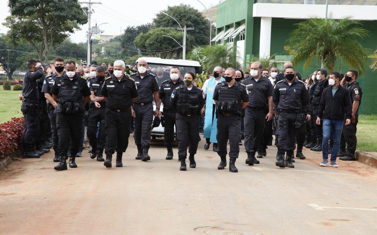 Sepultamento do cabo da Pol&iacute;cia Militar Evaldo Souza Torres que morreu neste domingo (4) no Hospital da Posse. Ele foi baleado na quarta-feira (30) dentro de uma academia de gin&aacute;stica no bairro da Cacuia, em Nova Igua&ccedil;u, na Baixada Fluminense, por bandidos que invadiram o local armados.Foto: Robson Moreira/Ag&ecirc;ncia O Dia