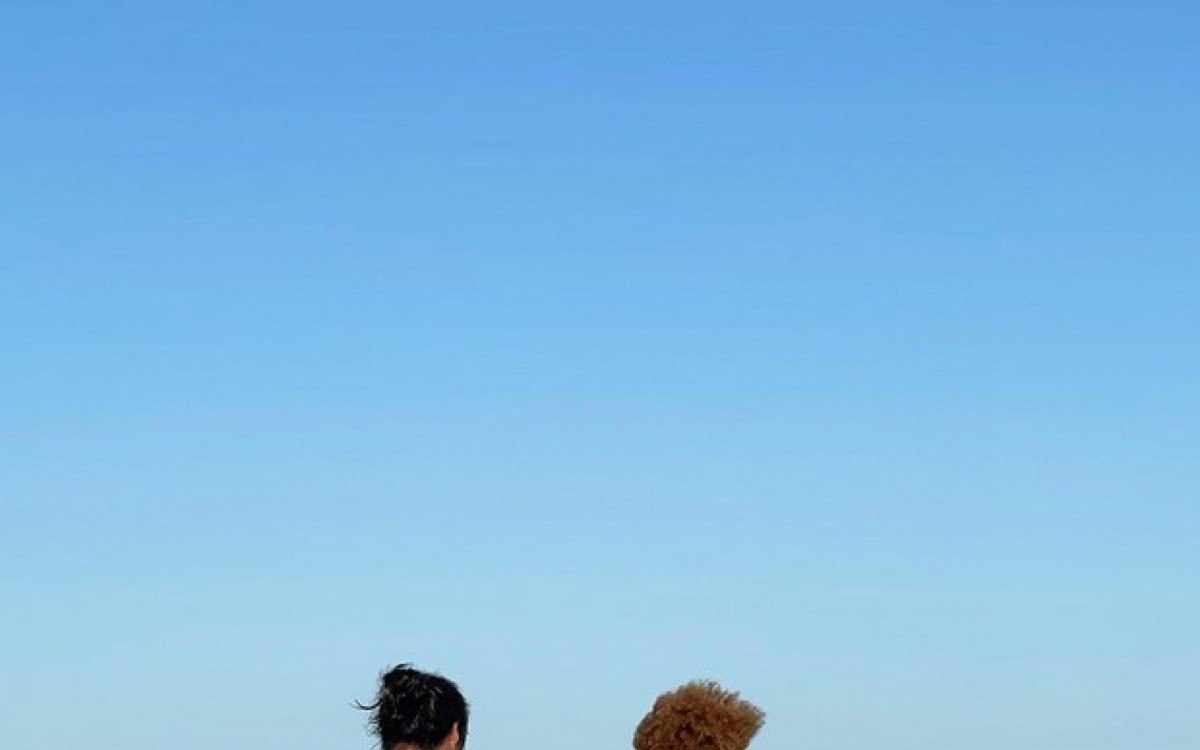 Sheron Menezzes exibe boa forma em dia de praia com o marido, Saulo Bernard, e o filho, Benjamin