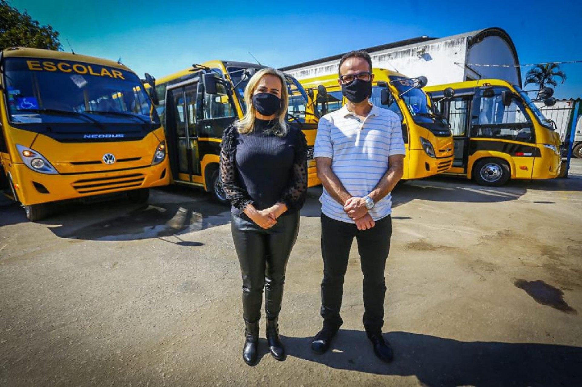 Daniela do Waguinho e Denis Macedo entregaram quatro ônibus do programa Caminho da Escola - Rafael Barreto / PMBR