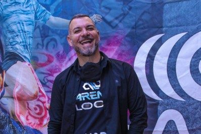 Ex-BBB dribla a crise e vira gerente de loja em São Paulo