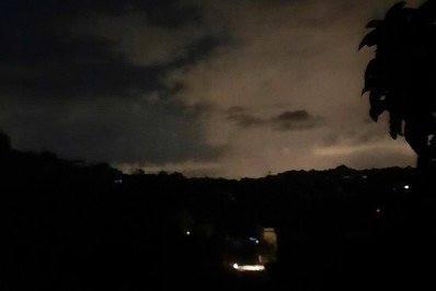 Queda de balão deixa bairros da Zona Norte às escuras na noite de domingo