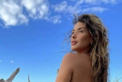 Ex-BBB Ivy Moraes faz topless no Ceará