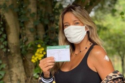 Ticiane Pinheiro se emociona ao receber primeira dose da vacina contra o coronavírus