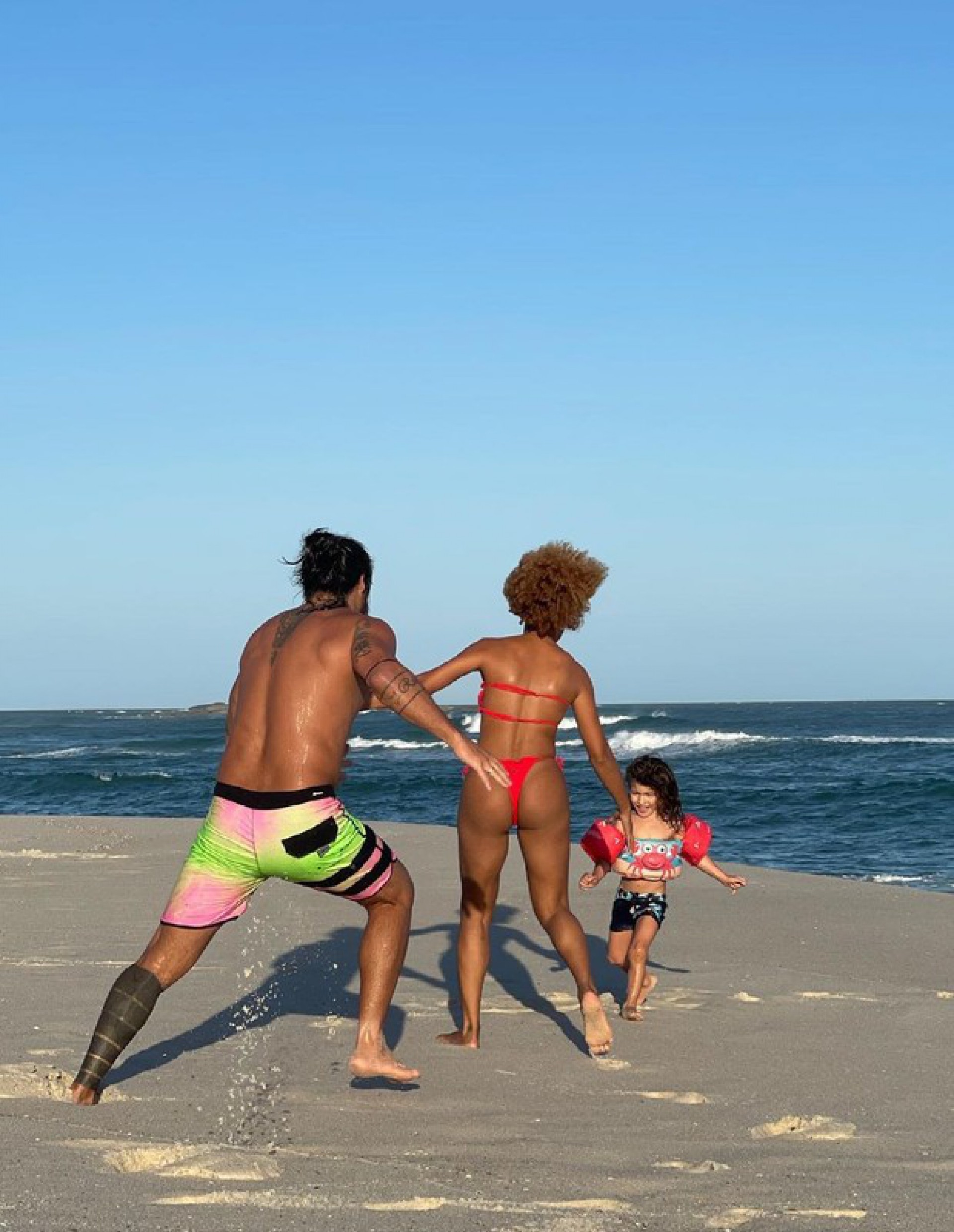 Sheron Menezzes exibe boa forma em dia de praia com o marido, Saulo Bernard, e o filho, Benjamin - Reprodução Internet