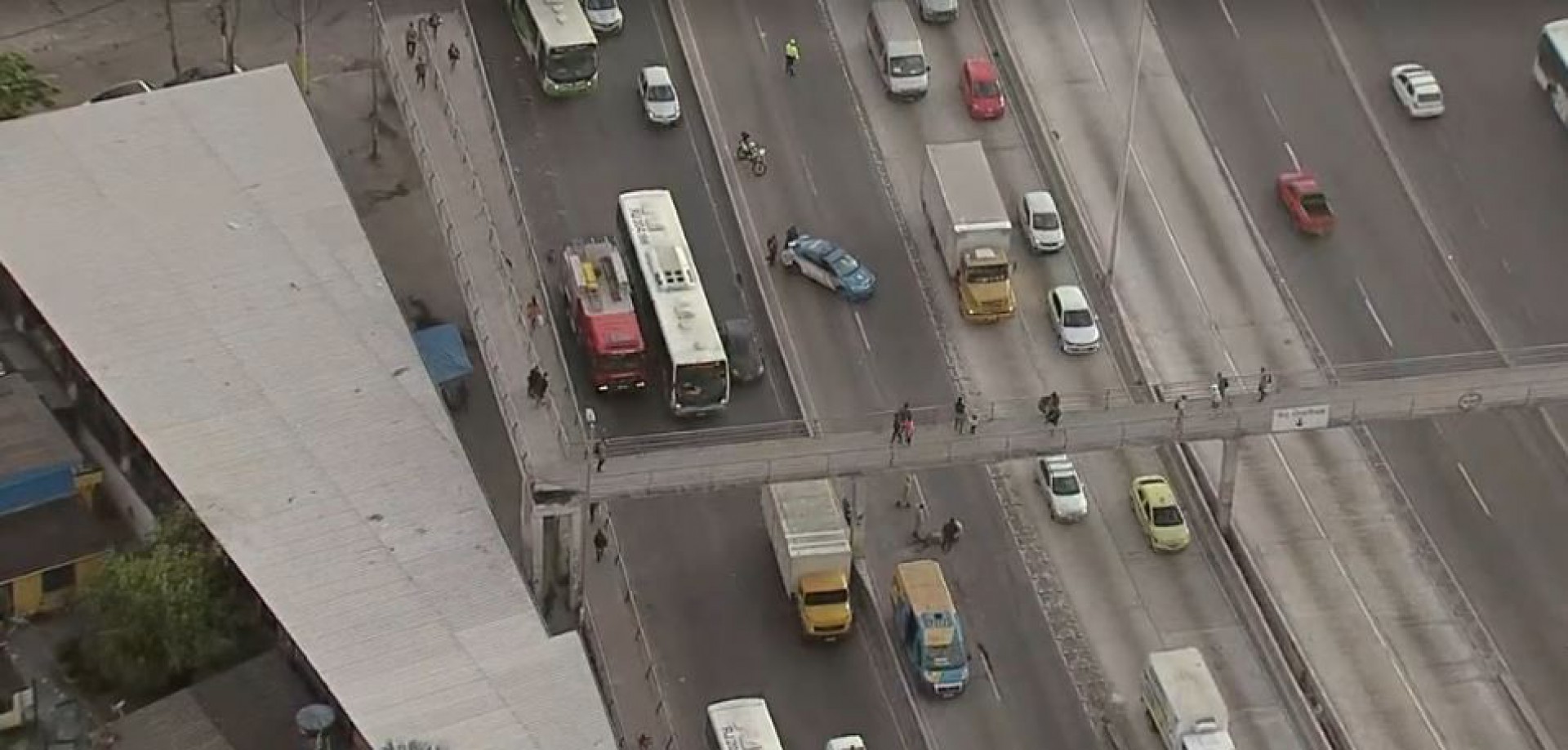 Motociclista fica ferido ap&oacute;s colidir contra uma van na Avenida Brasil