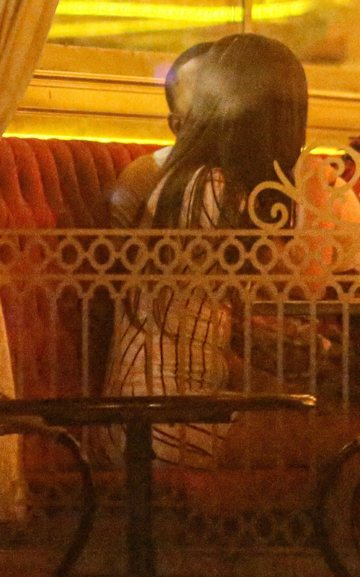 Nego do Borel em clima de romance em restaurante da Zona Oeste do Rio