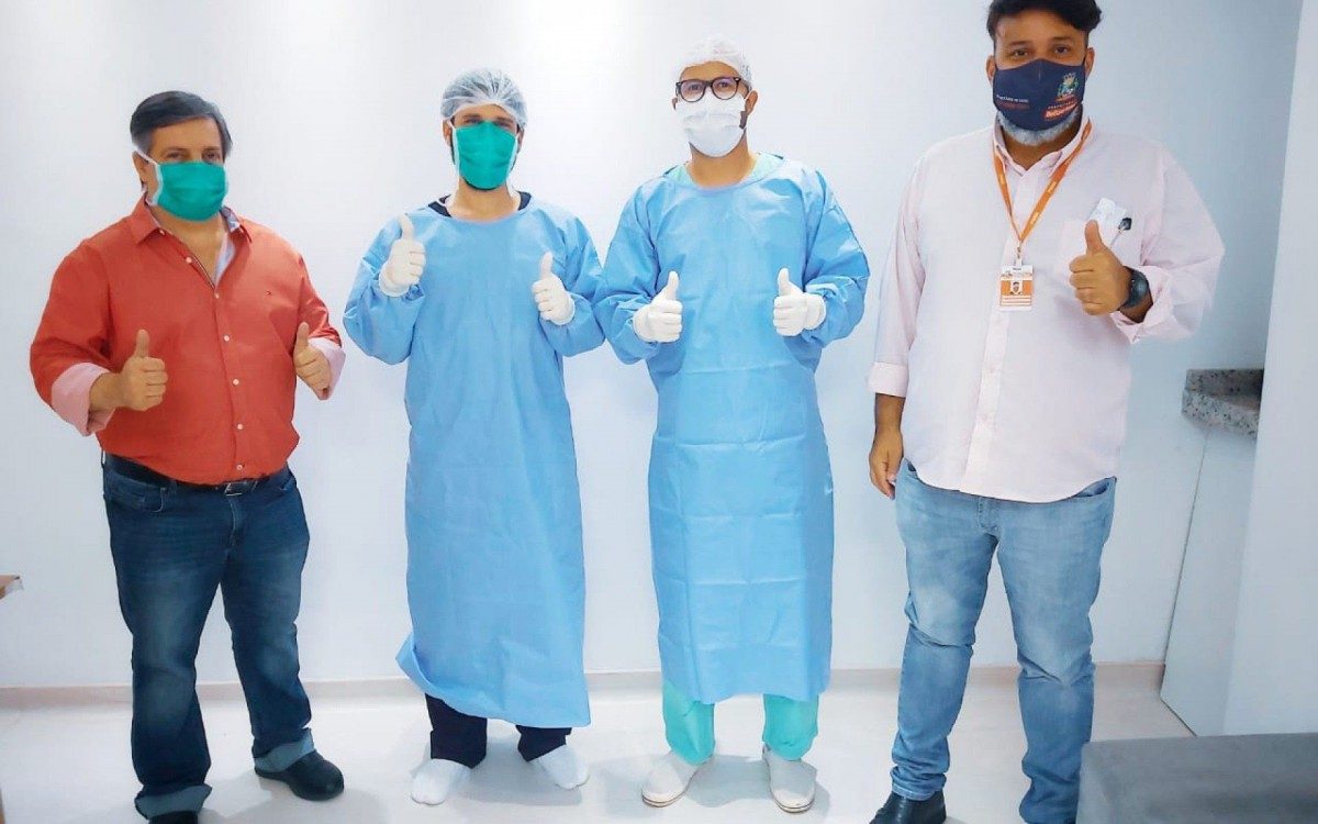 Carlos Morelli, Blanco Pinheiro Blanco, Daniel Puertas e Christian Vieira comemoram o sucesso das cirurgias