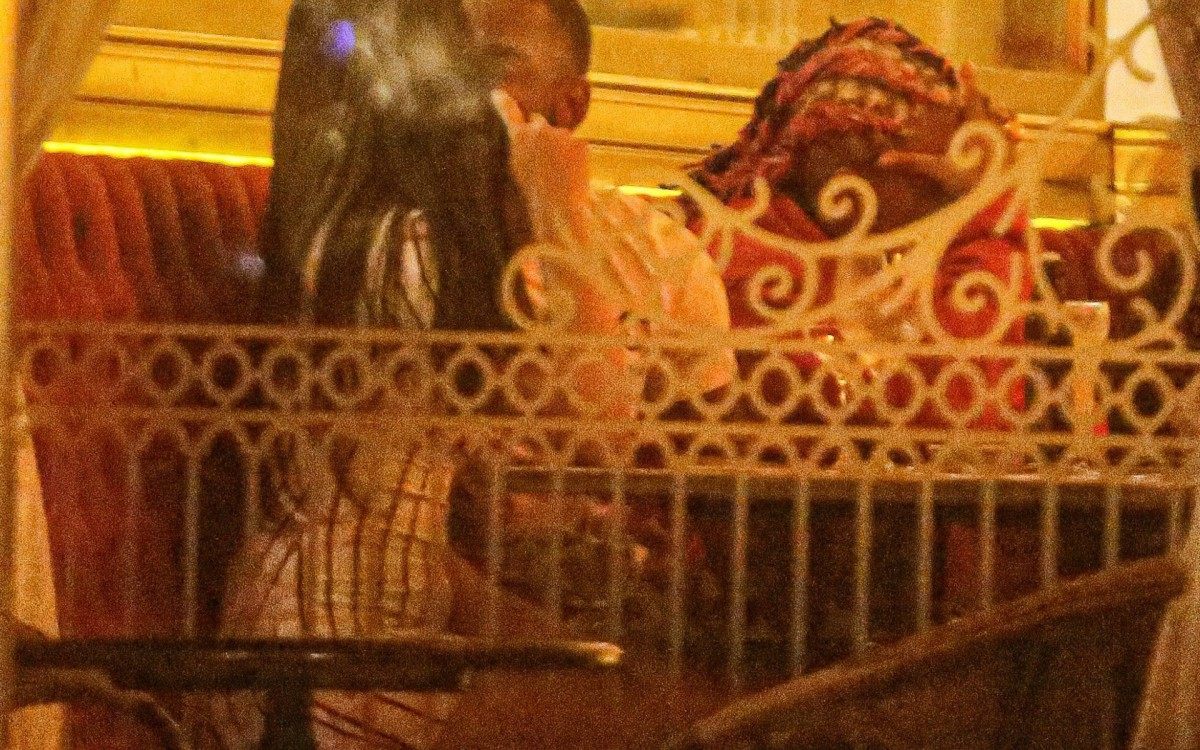 Nego do Borel em clima de romance em restaurante da Zona Oeste do Rio