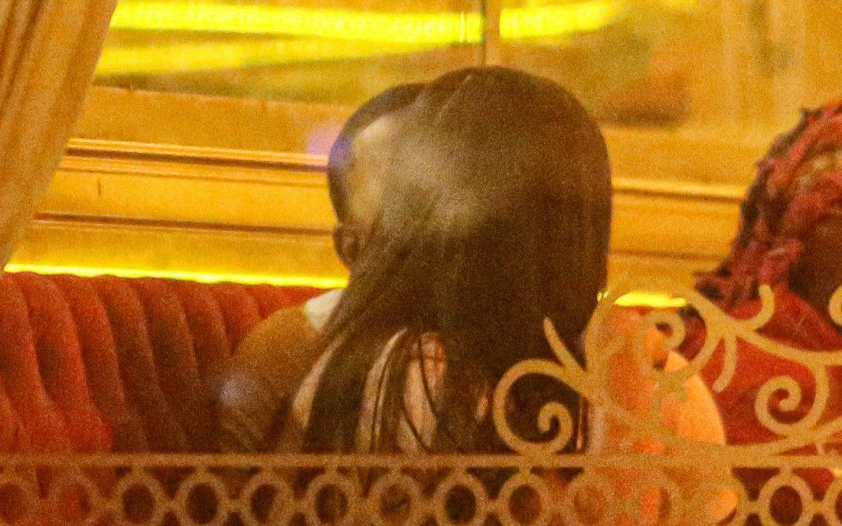 Nego do Borel esteve no maior clima de romance com morena em restaurante da Barra da Tijuca, na Zona Oeste do Rio, na noite desta segunda-feira