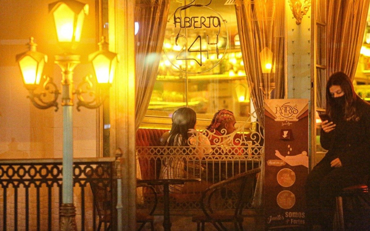 Nego do Borel esteve no maior clima de romance com morena em restaurante da Barra da Tijuca, na Zona Oeste do Rio, na noite desta segunda-feira