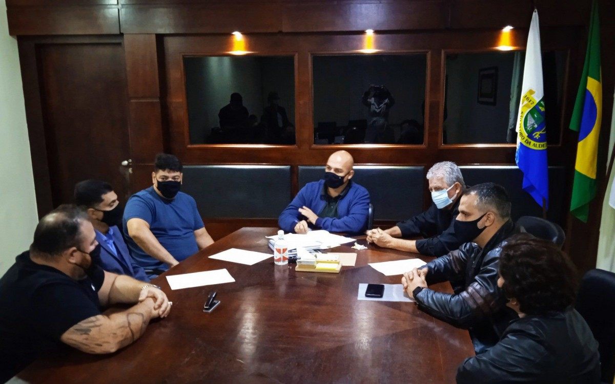 "Tr&ecirc;s dos s&oacute;cios-empreendedores do CEASP (E) explicam &agrave; equipe da Prefeitura a din&acirc;mica de funcionamento do Centro de Abastecimento