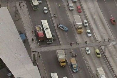 Motociclista fica ferido após colidir contra uma van na Avenida Brasil
