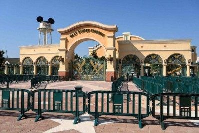 Disneyland Paris se desculpa por impedir mãe de amamentar em público