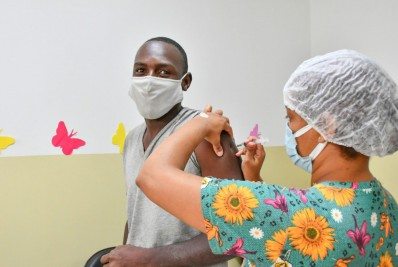 Prefeitura divulga calendário de vacinação para pessoas de 42 a 40 anos