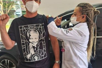 Felipe Andreoli recebe vacina contra covid-19 e desabafa: 'Meio milhão de famílias choraram'