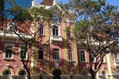 Homem é preso em flagrante furtando uma residência em Itaipuaçu