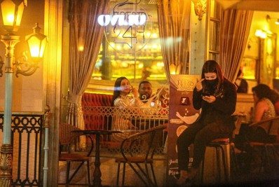 Nego do Borel troca carinhos com morena em restaurante