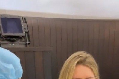 Leticia Spiller toma vacina contra o coronavírus