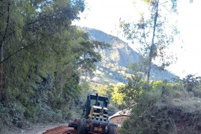Varre-Sai realiza manutenção da estrada da Serra do Pirozzi