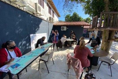 Oficina de pintura em tecido coloriu a sede da secretaria da Mulher e do Idoso de Búzios