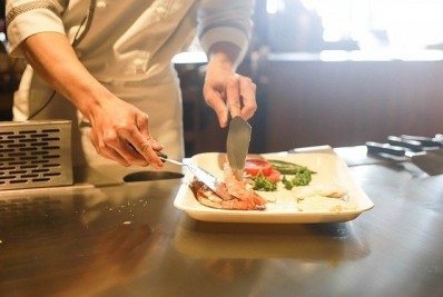 Sine tem vaga para auxiliar de cozinha e garçom