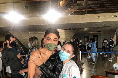 Após polêmica, Juliana Paes toma vacina contra a covid-19