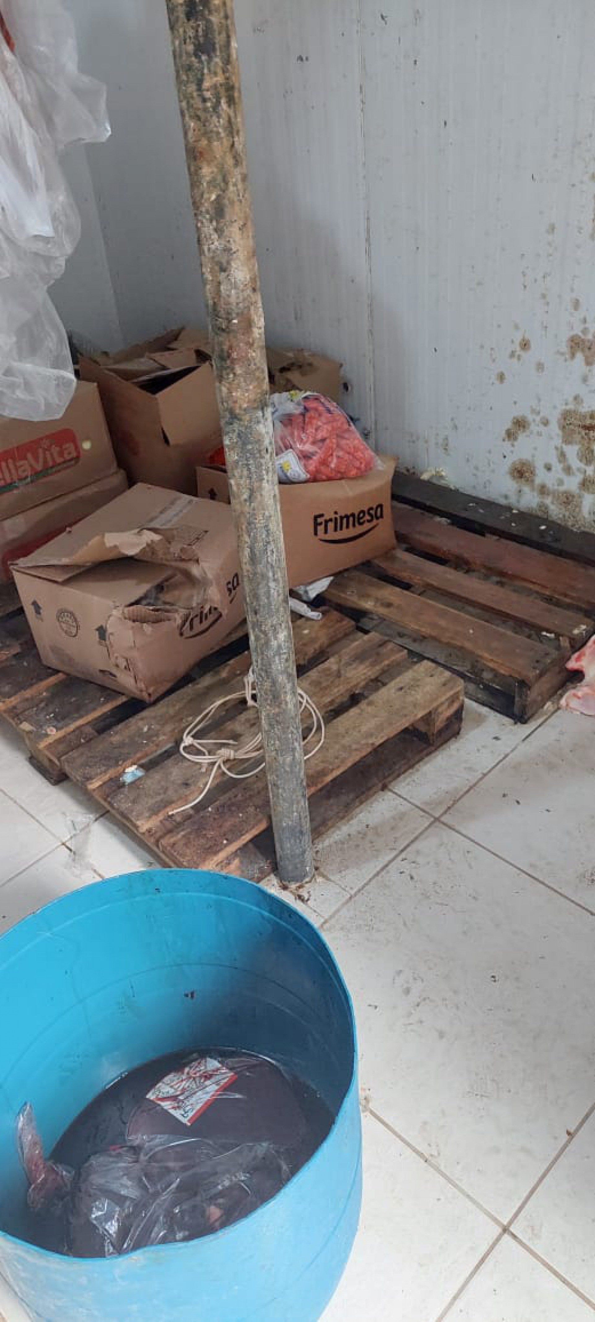 Pol&iacute;cia prende tr&ecirc;s em a&ccedil;&atilde;o contra supermercados que comercializavam produtos vencidos