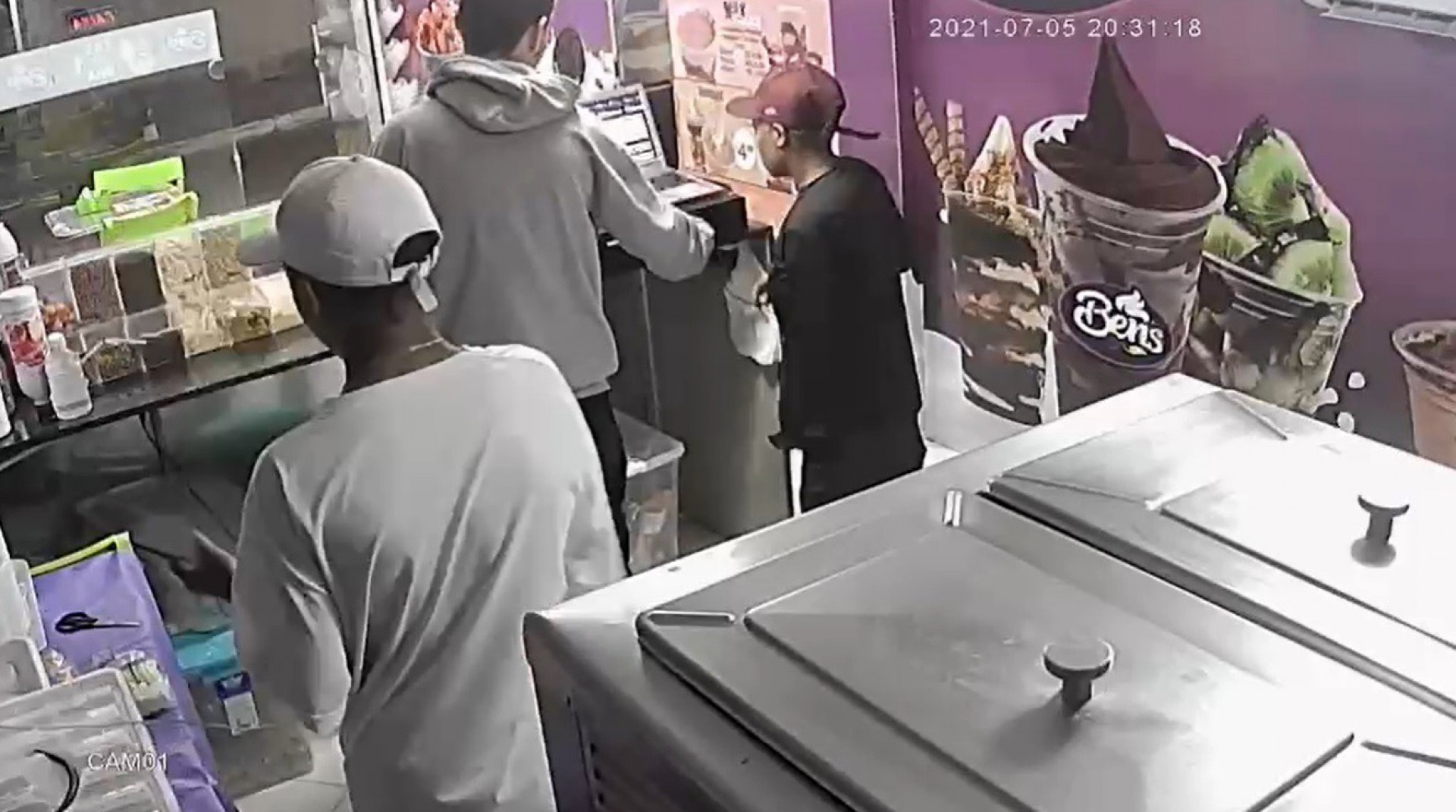 Vídeo: dupla é flagrada assaltando lanchonete na Baixada 